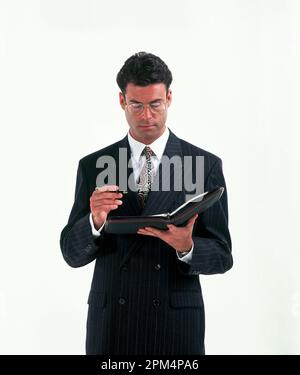 Geschäftlich. Junger Mann als Führungskraft mit persönlichem Organisator. Stockfoto