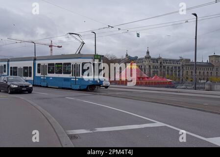 Eine Zürcher Straßenbahn über die historische Quaibrücke führt über den Fluss Limmat, Zürich, Schweiz. November 2022 Stockfoto