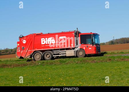 Ein Müllwagen von Biffa auf der B1222 in Sherburn-in-Elmet, North Yorkshire, Großbritannien Stockfoto