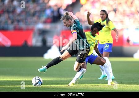 Nürnberg, Deutschland. 11. April 2023. firo : 11. April 2023, Fußball, Freundschaftsspiel, DFB Frauen, Frauen, Landesspiel, Nationalmannschaft Deutschland - Brasilien Alexandra POPP, GER Links gegen KEROLIN/dpa/Alamy Live News Stockfoto