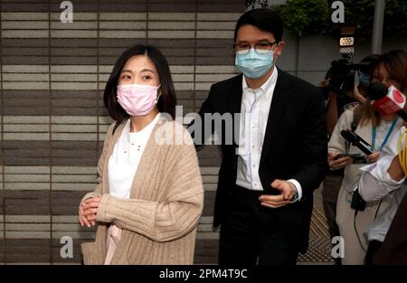 Vivien Chuang Wai-man (L) und ihr Ehemann Chiu Ming-yu, die wegen Diebstahls angeklagt sind, werden beim Verlassen der Gerichtsbarkeiten von Kowloon City gesehen. 06APR23 SCMP/Yik Yeung-man Stockfoto