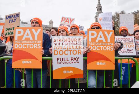 London, England, Großbritannien. 11. April 2023. Tausende von Ärzten in der Ausbildung inszenierten einen Protest auf dem Trafalgar Square, als sie ihren viertägigen Streik begannen, der die Wiederherstellung des vollen Gehalts verlangte. (Kreditbild: © Vuk Valcic/ZUMA Press Wire) NUR REDAKTIONELLE VERWENDUNG! Nicht für den kommerziellen GEBRAUCH! Stockfoto