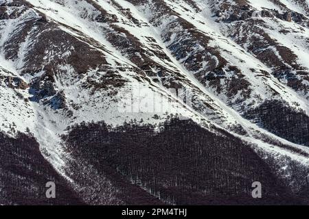 Die schneebedeckte Bergkette des Maiella-Massivs und das Gletschertal Fondo Maiella. Nationalpark Maiella, Pacentro, Provinz L'Aquila, Abruzzen, Italien Stockfoto