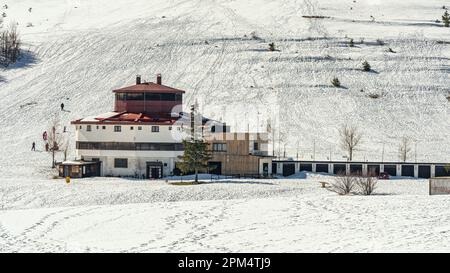 Verschneite Landschaft des Passo San Leonardo mit dem Hotel Celidonio, Ausgangspunkt für Wanderungen und Ausflüge im Nationalpark Maiella. Abruzzen Stockfoto