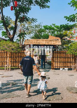 KANCHANABURI -THAILAND, MÄRZ 30 ,2023 : Unbekannte Touristen kommen zu Besuch und machen Fotos mit einem Restaurant und Café mit einem wunderschönen Garten Stockfoto