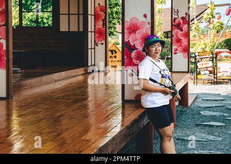 KANCHANABURI -THAILAND, MÄRZ 30 ,2023 : Unbekannte Touristen kommen zu Besuch und machen Fotos mit einem Restaurant und Café mit einem wunderschönen Garten Stockfoto