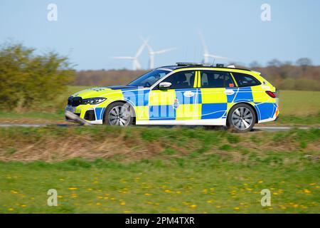 BMW-Polizeifahrzeug von der North Yorkshire Police Force auf der B1222 nahe Newthorpe Stockfoto