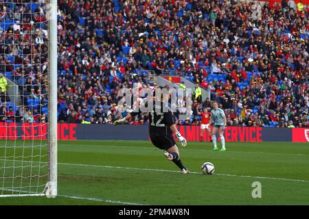 Olivia Clark, Torwart vor der Roten Mauer, Wales 4 V 1 Northern Ireland, Cradiff City Stadium, 6. April 2023 Stockfoto