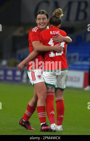 Rachel Rowe feiert nach dem Tor mit Angharad James. Wales 4/1 Nordirland. Cardiff City Stadium, 6. April 2023 Stockfoto