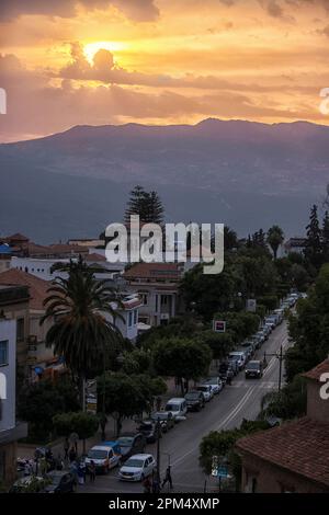 Sonnenuntergang über der blauen Stadt Chefchouen. Marokko. Stockfoto