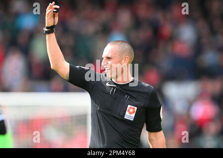 Schiedsrichter Scott Tallis Gesten während des Spiels der Vanarama National League zwischen Wrexham und Notts County am Glyndµr University Racecourse Stadium, Wrexham, am Montag, den 10. April 2023. (Foto: Jon Hobley | MI News) Guthaben: MI News & Sport /Alamy Live News Stockfoto