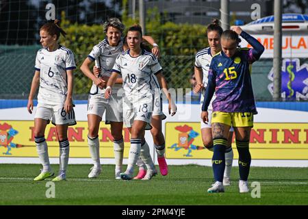 Stadio Tre Fontane, Rom, Italien. 11. April 2023. International Women Football Friendly, Italien gegen Kolumbien; Italiens Spieler feiern, nachdem sie in der 26.-minütigen Gutschrift: Action Plus Sports/Alamy Live News das Tor für 1-0 erzielt haben Stockfoto