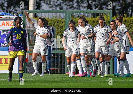 Stadio Tre Fontane, Rom, Italien. 11. April 2023. International Women Football Friendly, Italien gegen Kolumbien; Italiens Spieler feiern, nachdem sie in der 26.-minütigen Gutschrift: Action Plus Sports/Alamy Live News das Tor für 1-0 erzielt haben Stockfoto
