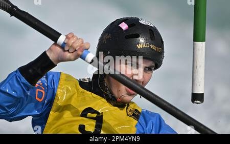 Waltham Cross. Vereinigtes Königreich. 09. April 2023 Britische Kanusport-GB-Auswahlrennen. Lee Valley White Water Centre. Waltham Cross. Sadie Sterry im Kajak für Frauen während der britischen Kanu-GB-Auswahlrennen im Lee Valley White Water Centre, Großbritannien. Stockfoto