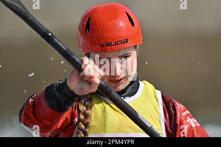 Waltham Cross. Vereinigtes Königreich. 09. April 2023 Britische Kanusport-GB-Auswahlrennen. Lee Valley White Water Centre. Waltham Cross. Arina Kontchakov im weiblichen Kajak während der britischen Kanu-GB-Auswahlrennen im Lee Valley White Water Centre, Großbritannien. Stockfoto