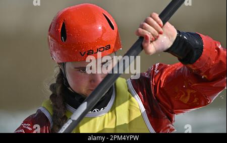 Waltham Cross. Vereinigtes Königreich. 09. April 2023 Britische Kanusport-GB-Auswahlrennen. Lee Valley White Water Centre. Waltham Cross. Arina Kontchakov im weiblichen Kajak während der britischen Kanu-GB-Auswahlrennen im Lee Valley White Water Centre, Großbritannien. Stockfoto