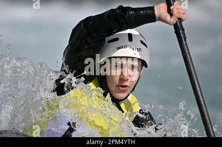 Waltham Cross. Vereinigtes Königreich. 09. April 2023 Britische Kanusport-GB-Auswahlrennen. Lee Valley White Water Centre. Waltham Cross. Tazmin Brown im weiblichen Kajak während der britischen Kanu-GB-Auswahlrennen im Lee Valley White Water Centre, Großbritannien. Stockfoto