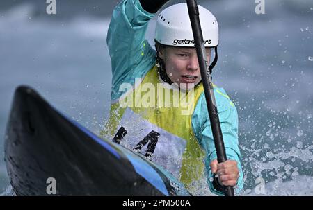 Waltham Cross. Vereinigtes Königreich. 09. April 2023 Britische Kanusport-GB-Auswahlrennen. Lee Valley White Water Centre. Waltham Cross. Lois Leaver im Kajak für Frauen während der britischen Kanu-GB-Auswahlrennen im Lee Valley White Water Centre, Großbritannien. Stockfoto