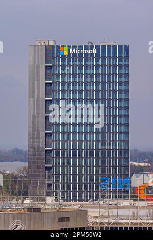 Belgrad, Serbien - 09. April 2023: Computer Software Company Microsoft Office Building in New Belgrad. Stockfoto