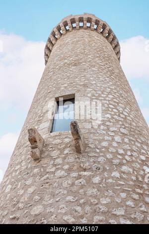 Der alte kreisförmige mittelalterliche Steinturm. Mittelalterliche Festung. Antiker Turm im Zentrum der mittelalterlichen Stadt San nach Stefano di Sessanio in den Abruzzen, Italien Stockfoto