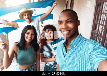 Selfie einer Gruppe von Freunden lateinamerikanischer Männer und Frauen, die die Unabhängigkeit Honduras feiern. Stockfoto