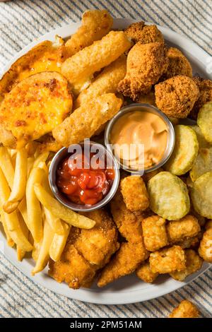 Frittierte Vorspeisenplatte mit Pommes frites, Tots Mozzarella Stäbchen und Huhn Stockfoto