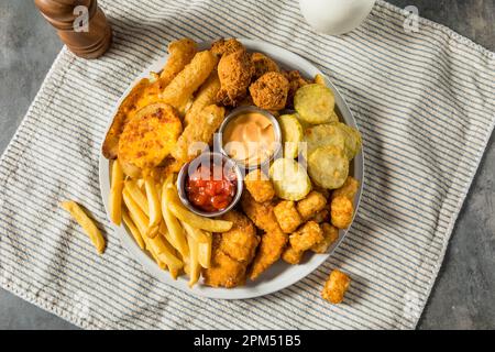 Frittierte Vorspeisenplatte mit Pommes frites, Tots Mozzarella Stäbchen und Huhn Stockfoto