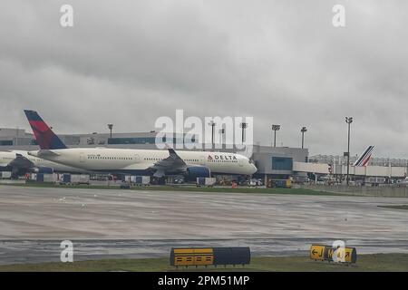 Am Hartsfield-Jackson Atlanta International Airport (ATL) in Atlanta befindet sich ein Flugzeug von Delta Air Lines. Im Jahr 2022 reisten rund 93,7 Millionen Menschen über den Hartsfield-Jackson Atlanta International Airport, was einem Bericht des Airports Council International zufolge einem Anstieg des Passagierverkehrs um 23,8 % gegenüber 2021 entspricht. Stockfoto