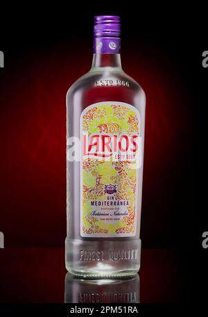 Mansfield, Nottingham, Vereinigtes Königreich: Studio-Produktbild einer Flasche Larios Gin. Stockfoto