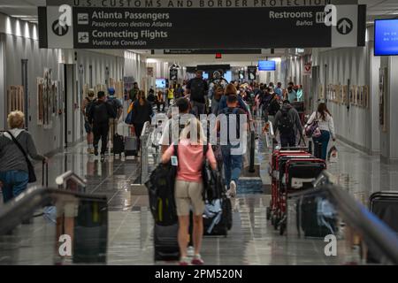 Atlanta, Usa. 08. April 2023. Passagiere begeben sich zum US-Zoll am Hartsfield-Jackson Atlanta International Airport (ATL) in Atlanta. Im Jahr 2022 reisten rund 93,7 Millionen Menschen über den Hartsfield-Jackson Atlanta International Airport, was einem Bericht des Airports Council International zufolge einem Anstieg des Passagierverkehrs um 23,8 % gegenüber 2021 entspricht. (Foto: Camilo Freedman/SOPA Images/Sipa USA) Guthaben: SIPA USA/Alamy Live News Stockfoto