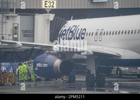 Atlanta, Usa. 08. April 2023. Am Hartsfield-Jackson Atlanta International Airport (ATL) in Atlanta befindet sich ein JetBlue-Flug an einem Gate. Im Jahr 2022 reisten rund 93,7 Millionen Menschen über den Hartsfield-Jackson Atlanta International Airport, was einem Bericht des Airports Council International zufolge einem Anstieg des Passagierverkehrs um 23,8 % gegenüber 2021 entspricht. (Foto: Camilo Freedman/SOPA Images/Sipa USA) Guthaben: SIPA USA/Alamy Live News Stockfoto