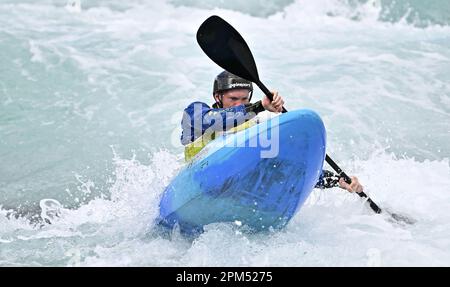 Waltham Cross. Vereinigtes Königreich. 10. April 2023 Britische Kanusport-GB-Auswahlrennen. Lee Valley White Water Centre. Waltham Cross. Beim britischen Kanu-GB-Auswahlrennen im Lee Valley White Water Centre, Großbritannien, überqueren die Männer im Kajak. Stockfoto