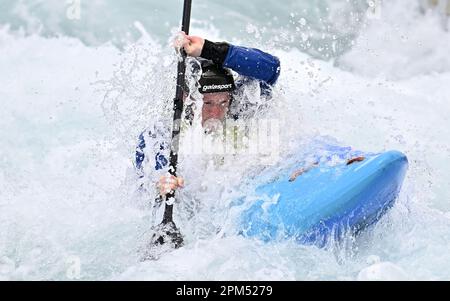 Waltham Cross. Vereinigtes Königreich. 10. April 2023 Britische Kanusport-GB-Auswahlrennen. Lee Valley White Water Centre. Waltham Cross. Beim britischen Kanu-GB-Auswahlrennen im Lee Valley White Water Centre, Großbritannien, überqueren die Männer im Kajak. Stockfoto