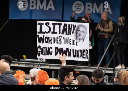 London, Großbritannien. 11. April 2023. National Health Service (NHS) Nachwuchsärzte in England beginnen eine zweite Runde von Streiks, um eine volle Lohnsanierung zu erreichen, Stockfoto