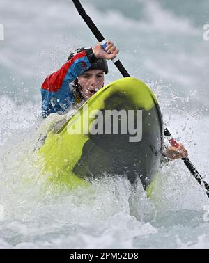 Waltham Cross. Vereinigtes Königreich. 10. April 2023 Britische Kanusport-GB-Auswahlrennen. Lee Valley White Water Centre. Waltham Cross. Sadie Sterry im Kajakübergang für Frauen während der britischen Kanufahren-GB-Auswahlrennen im Lee Valley White Water Centre, Großbritannien. Stockfoto