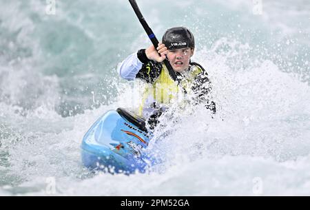 Waltham Cross. Vereinigtes Königreich. 10. April 2023 Britische Kanusport-GB-Auswahlrennen. Lee Valley White Water Centre. Waltham Cross. Kate Lyndon im Kajak für Frauen während der britischen Kanu-GB-Auswahlrennen im Lee Valley White Water Centre, Großbritannien. Stockfoto