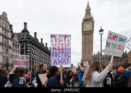 London, Großbritannien. 11. April 2023. National Health Service (NHS) Nachwuchsärzte in England beginnen eine zweite Runde von Streiks, um eine volle Lohnsanierung zu erreichen, Stockfoto