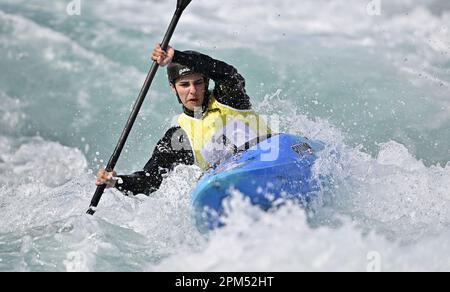 Waltham Cross. Vereinigtes Königreich. 10. April 2023 Britische Kanusport-GB-Auswahlrennen. Lee Valley White Water Centre. Waltham Cross. Macy Kang im Kajak für Frauen während der britischen Kanoeing GB-Auswahlrennen im Lee Valley White Water Centre, Großbritannien. Stockfoto