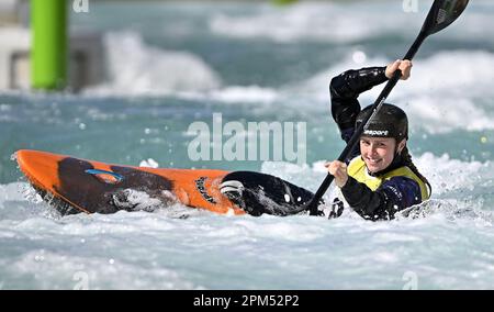 Waltham Cross. Vereinigtes Königreich. 10. April 2023 Britische Kanusport-GB-Auswahlrennen. Lee Valley White Water Centre. Waltham Cross. Phoebe Spicer im Kajakübergang für Frauen während der britischen Kanu-GB-Auswahlrennen im Lee Valley White Water Centre, Großbritannien. Stockfoto