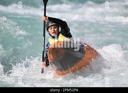 Waltham Cross. Vereinigtes Königreich. 10. April 2023 Britische Kanusport-GB-Auswahlrennen. Lee Valley White Water Centre. Waltham Cross. Phoebe Spicer im Kajakübergang für Frauen während der britischen Kanu-GB-Auswahlrennen im Lee Valley White Water Centre, Großbritannien. Stockfoto