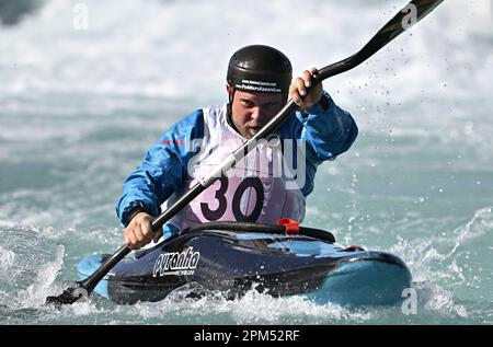 Waltham Cross. Vereinigtes Königreich. 10. April 2023 Britische Kanusport-GB-Auswahlrennen. Lee Valley White Water Centre. Waltham Cross. Anton Lippek im Kajak für Männer während der britischen Kanu-GB-Auswahlrennen im Lee Valley White Water Centre, Großbritannien. Stockfoto