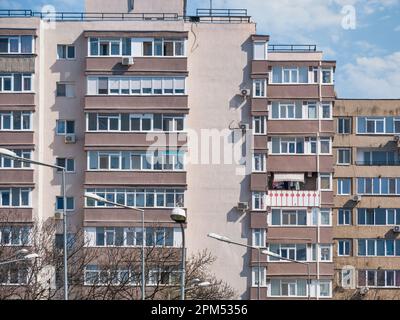 Neues, renoviertes altes kommunistisches Apartmentgebäude. Hässliches, traditionelles kommunistisches Wohnensemble Stockfoto