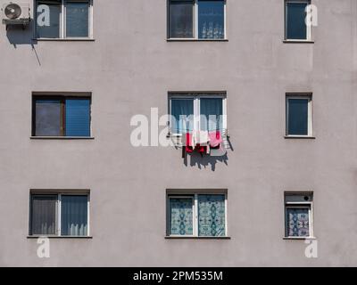 Neues, renoviertes altes kommunistisches Apartmentgebäude. Hässliches, traditionelles kommunistisches Wohnensemble Stockfoto