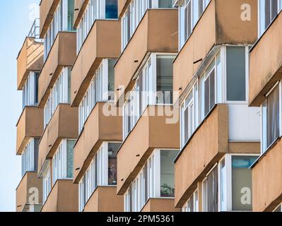 Neues, renoviertes altes kommunistisches Apartmentgebäude. Hässliches, traditionelles kommunistisches Wohnensemble Stockfoto