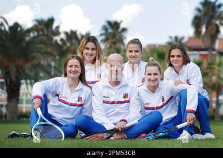 (L-R) Barbora Krejcikova, Linda Noskova, nicht spielender Kapitän Petr Pala, Karolina Muchova, Marketa Vondrousova und Sara Bejlek der Tschechischen Republik Stockfoto