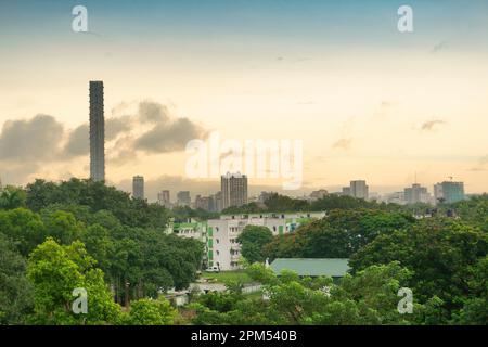 Kalkutta, Westbengalen, Indien - 06.08.19 : Blick auf die historische Stadt Kalkutta. Grüne Bäume im Vordergrund, die Gebäude und die Skyline von Kalkutta bedecken. Stockfoto