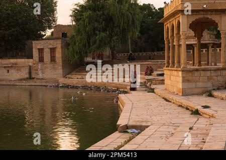 Jaisalmer, Rajasthan, Indien - 13.10.2019 : Chhatris und Schreine der hinduistischen Götter und Göttinnen am Gadisar-See. Indoislamische Architektur. Stockfoto