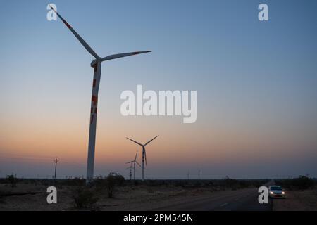 Thar Desert, Rajasthan, Indien - 15.10.2019 : Licht vor Sonnenaufgang am Wüstenhimmel mit elektrischer Energie, die Windmühlen erzeugt, die Alterationskraft erzeugen. Stockfoto