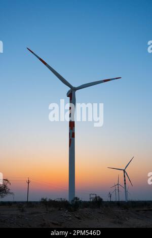 Thar Desert, Rajasthan, Indien - 15.10.2019 : Licht vor Sonnenaufgang am Wüstenhimmel mit elektrischer Energie, die Windmühlen erzeugt, die Alterationskraft erzeugen. Stockfoto