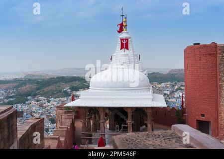 Jodhpur, Rajasthan, Indien - 17.10.2019 : Chamunda Mataji-Tempel im Mehrangarh Fort, Chamunda Mataji war Rao Jodhas Gründer von Jodhpur, Isht Devi Or Stockfoto